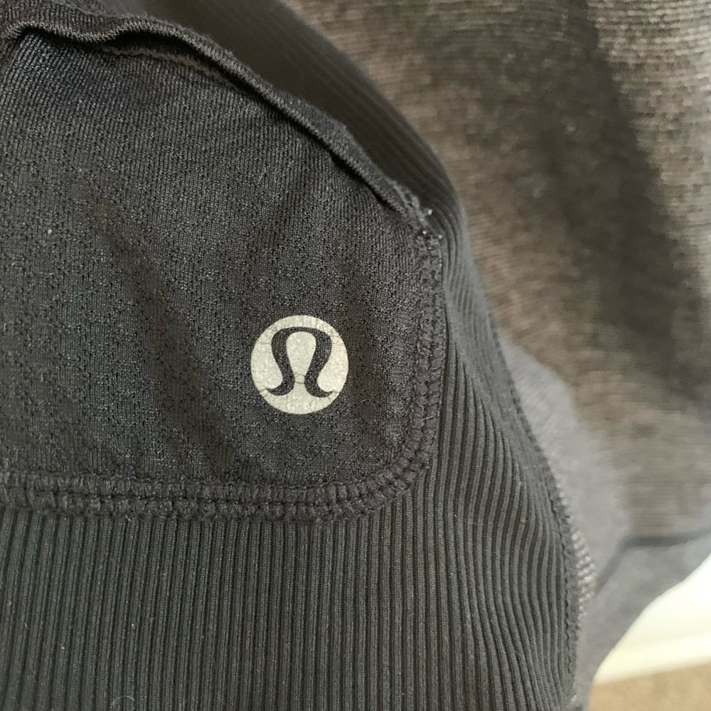 Lululemon Run Switch back 1/2 zip. Black/ gray. Reversible. Size 8 - Picture 7 of 11